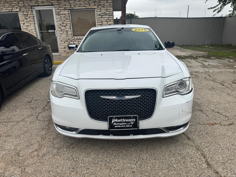 Chrysler 300 Vehicle Image 02