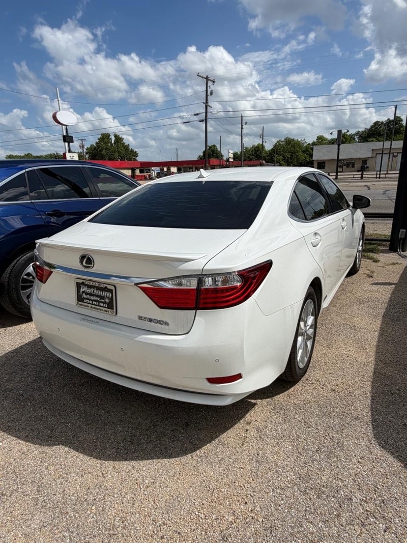 Lexus ES 300h Vehicle Image 06