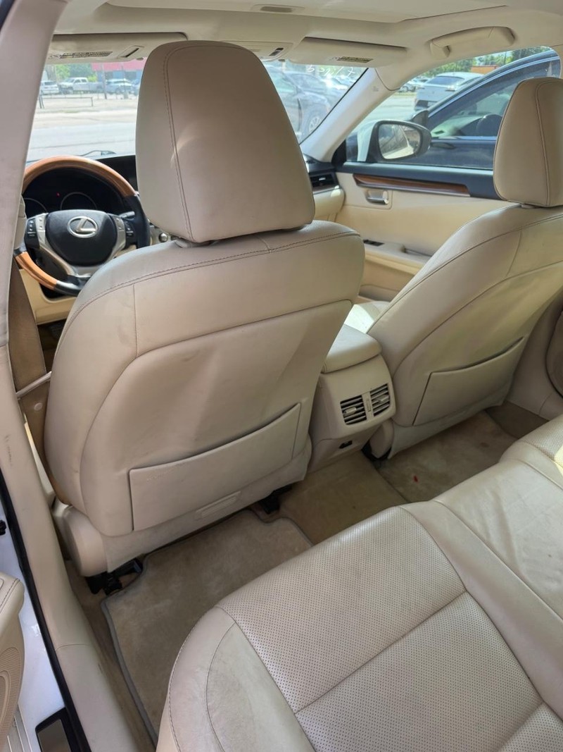 Lexus ES 300h Vehicle Image 08