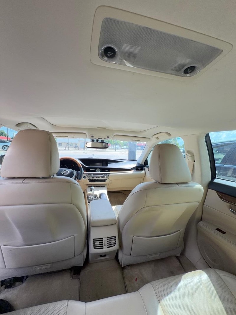 Lexus ES 300h Vehicle Image 10