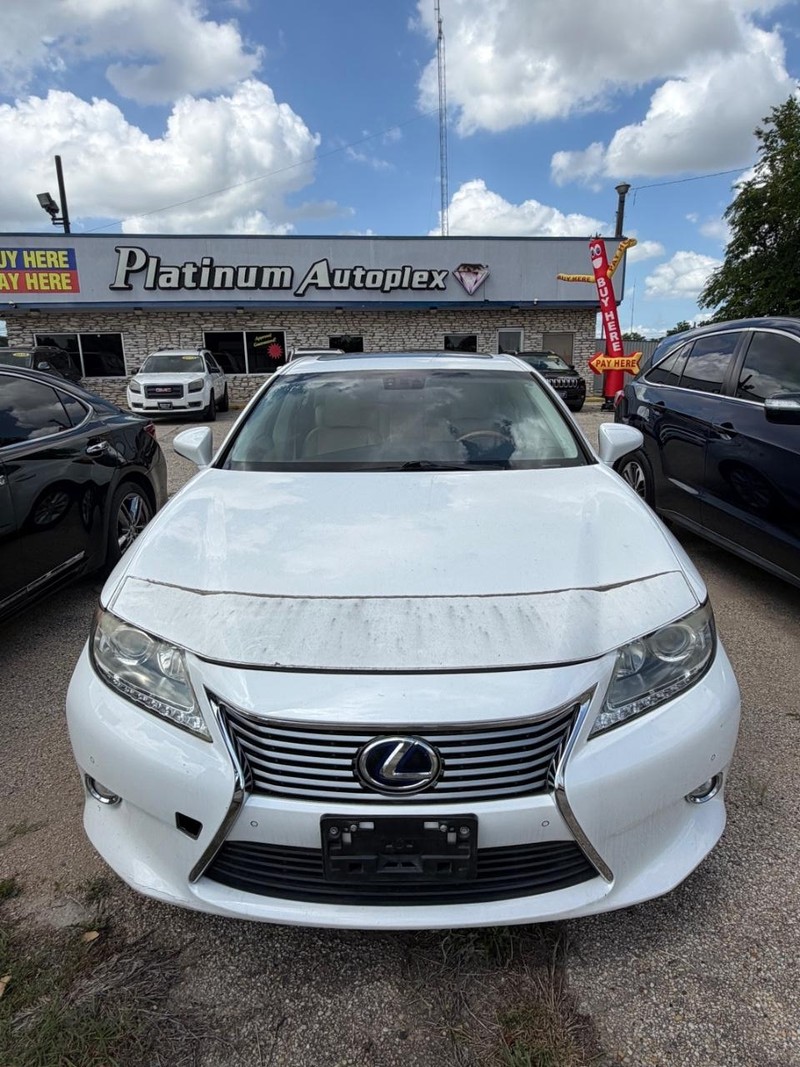 Lexus ES 300h Vehicle Image 02