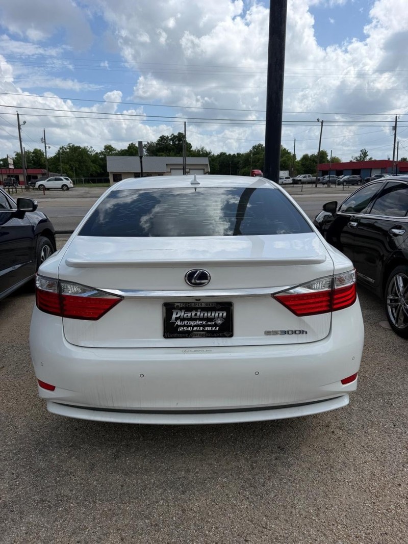 Lexus ES 300h Vehicle Image 05