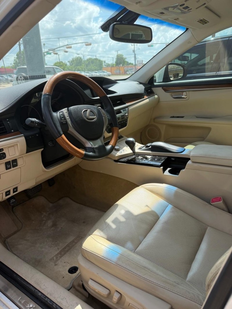 Lexus ES 300h Vehicle Image 07