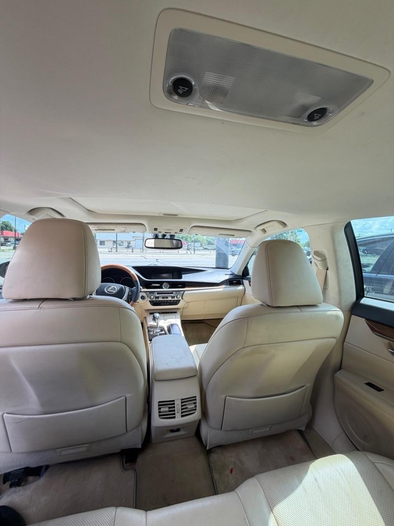 Lexus ES 300h Vehicle Image 10