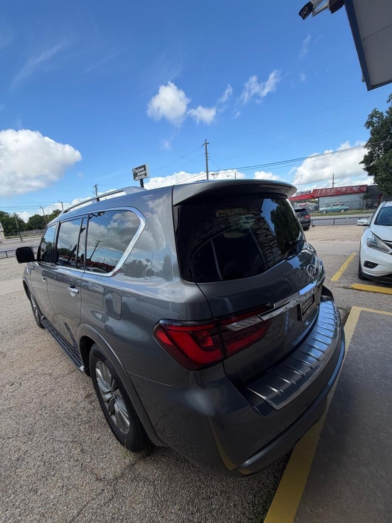 INFINITI QX80 Vehicle Image 05