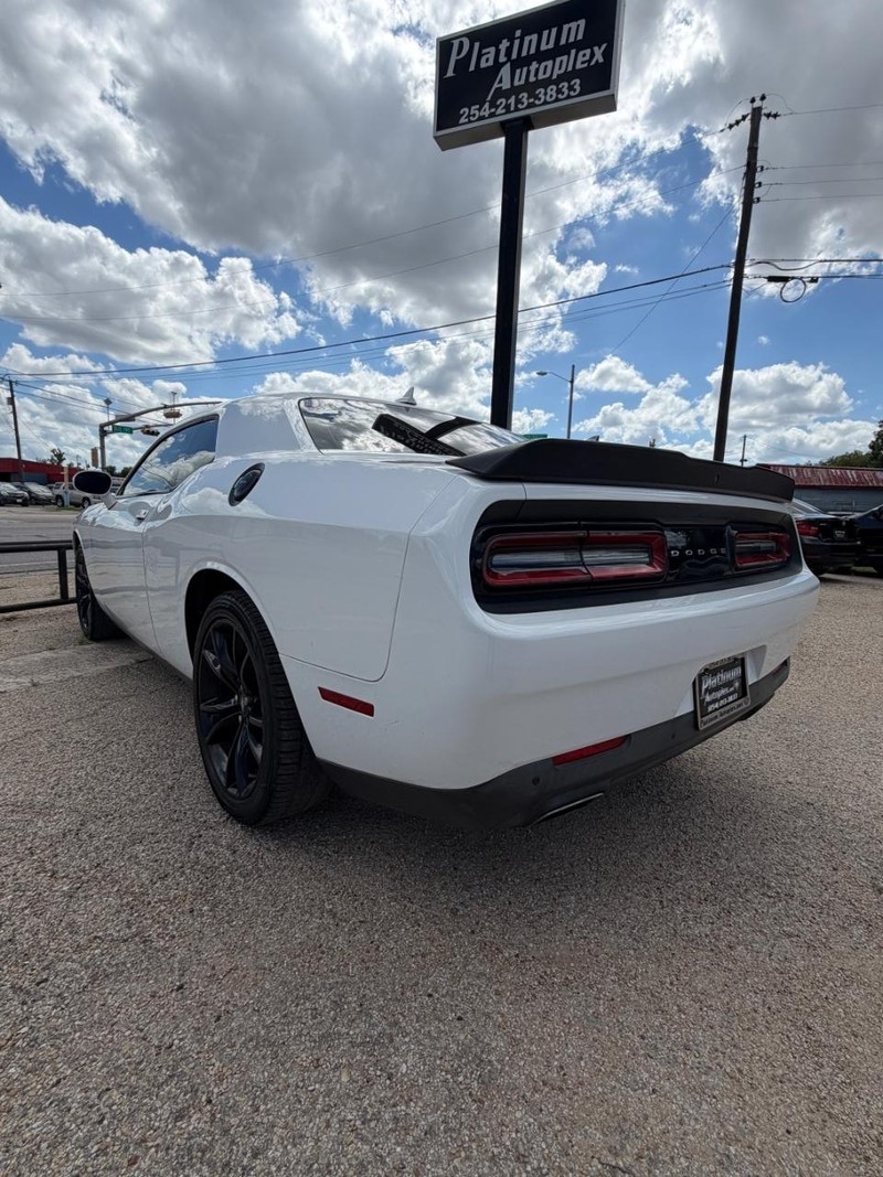 Dodge Challenger Vehicle Image 02