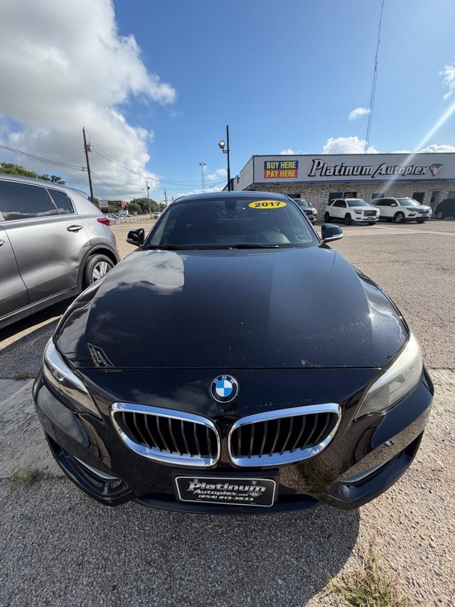BMW 228i xDrive Vehicle Full-screen Gallery Image 02