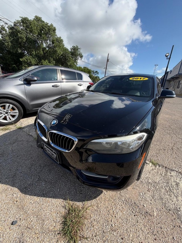 BMW 228i xDrive Vehicle Full-screen Gallery Image 03