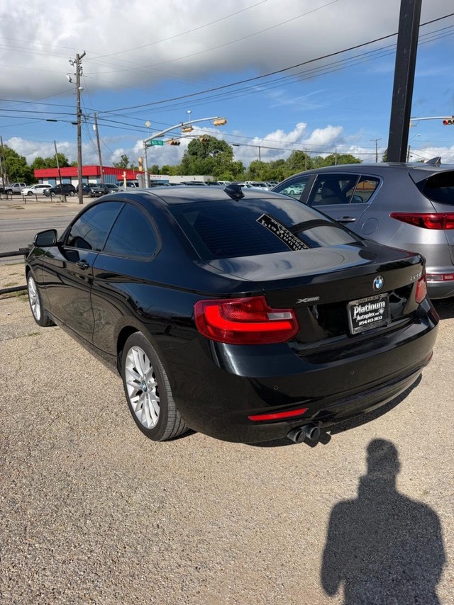 BMW 228i xDrive Vehicle Full-screen Gallery Image 04