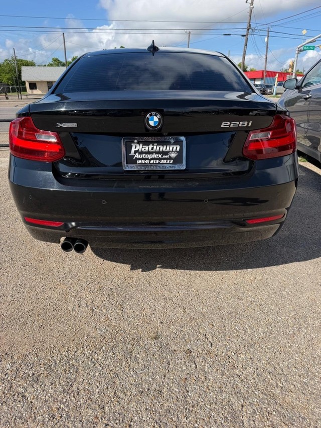 BMW 228i xDrive Vehicle Full-screen Gallery Image 05