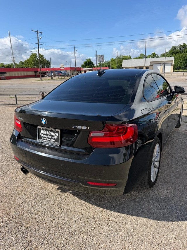 BMW 228i xDrive Vehicle Full-screen Gallery Image 06