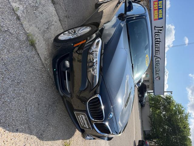 BMW 228i xDrive Vehicle Full-screen Gallery Image 09