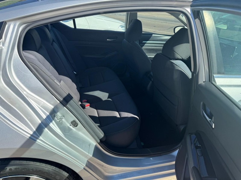 Nissan Altima Vehicle Image 04