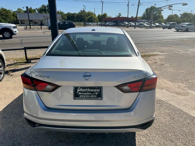 Nissan Altima Vehicle Image 05