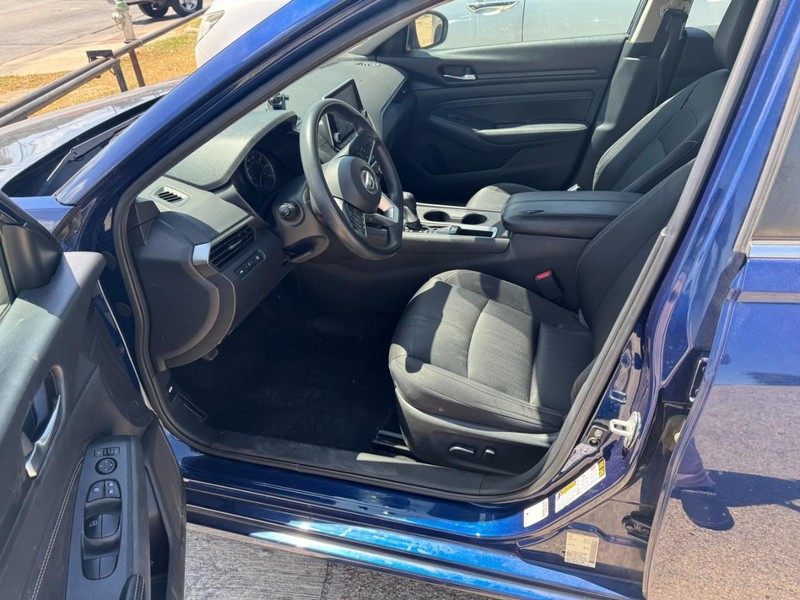 Nissan Altima Vehicle Full-screen Gallery Image 03