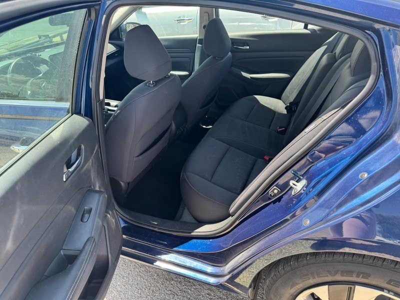 Nissan Altima Vehicle Full-screen Gallery Image 04