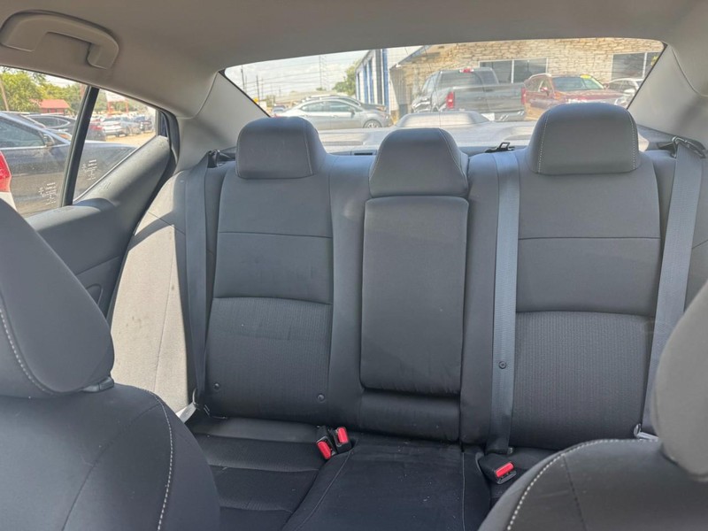 Nissan Altima Vehicle Full-screen Gallery Image 05