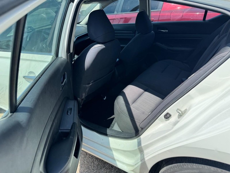 Nissan Altima Vehicle Image 04