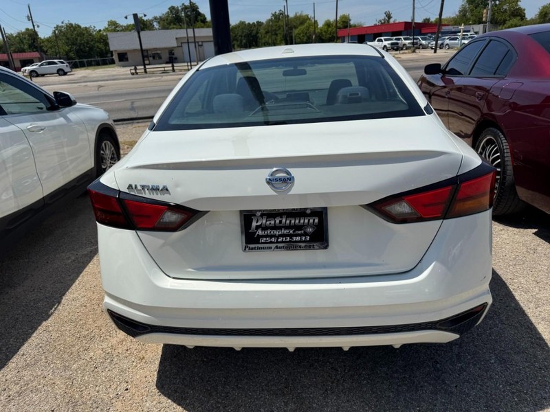 Nissan Altima Vehicle Image 05