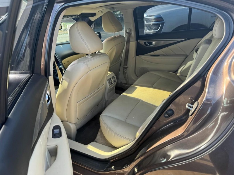 INFINITI Q50 Vehicle Full-screen Gallery Image 04