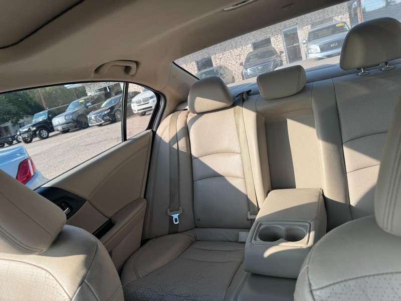 Honda Accord Sedan Vehicle Full-screen Gallery Image 06