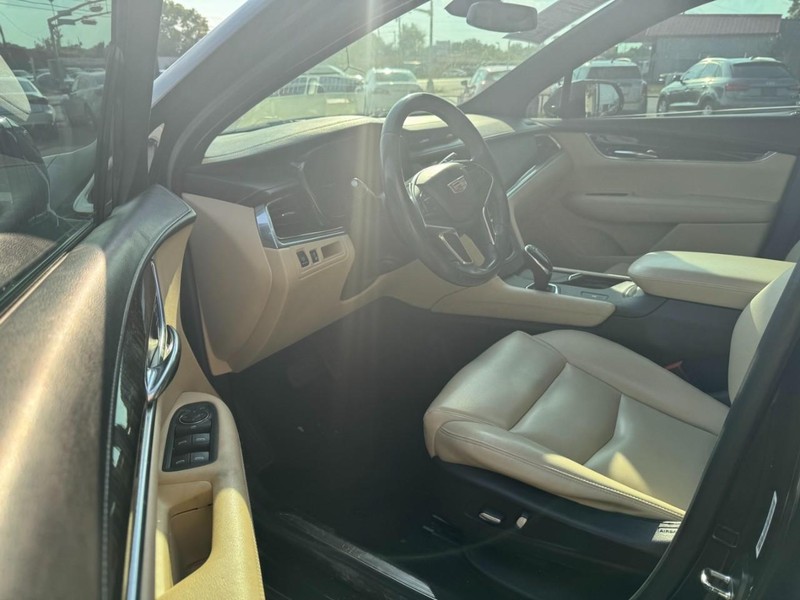 Cadillac XT5 Vehicle Full-screen Gallery Image 03