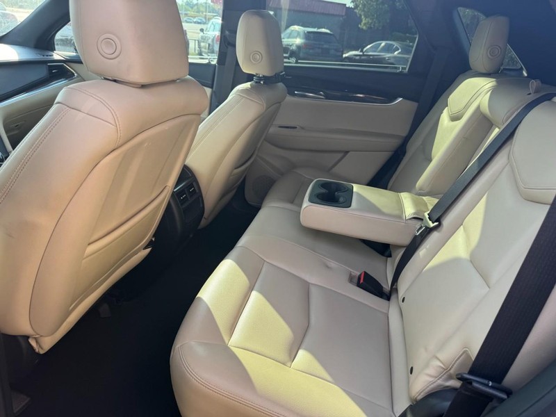 Cadillac XT5 Vehicle Full-screen Gallery Image 04