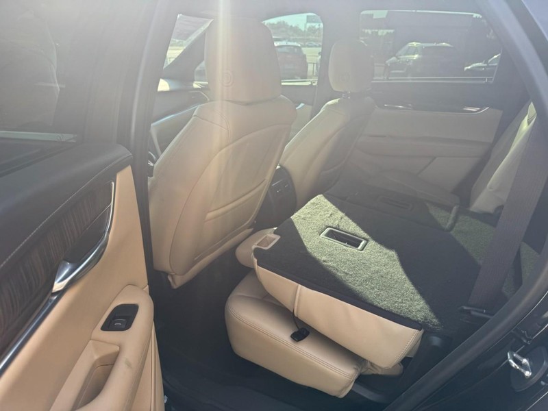 Cadillac XT5 Vehicle Full-screen Gallery Image 05