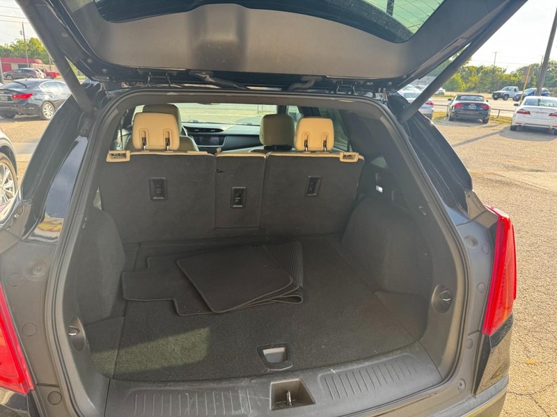 Cadillac XT5 Vehicle Full-screen Gallery Image 06