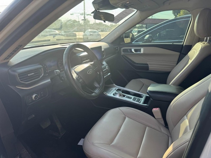 Ford Explorer Vehicle Full-screen Gallery Image 04