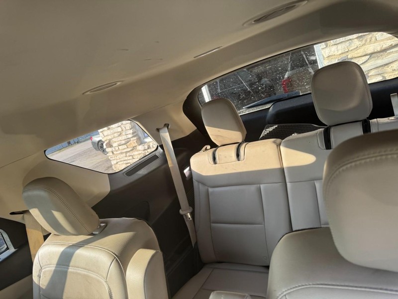 Ford Explorer Vehicle Full-screen Gallery Image 06