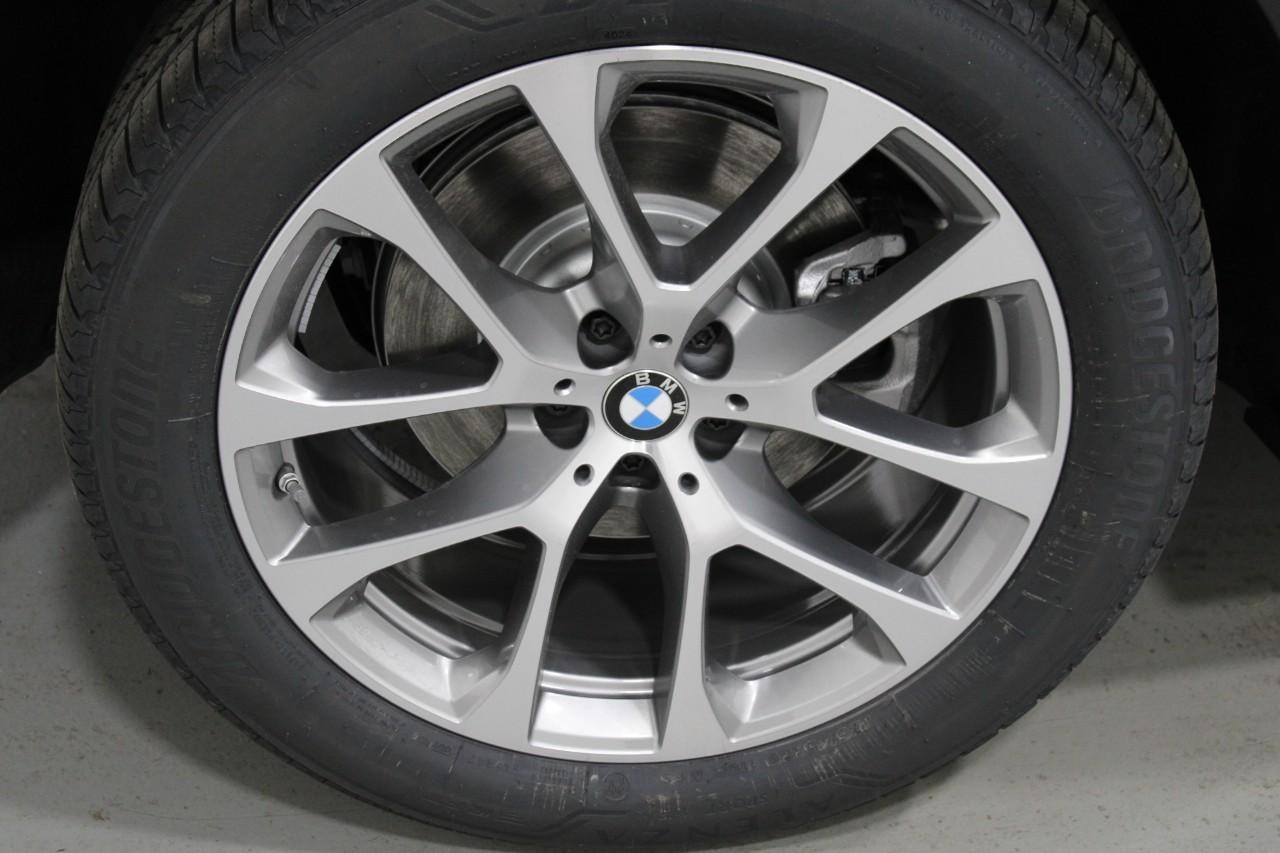 BMW X5 Vehicle Full-screen Gallery Image 5