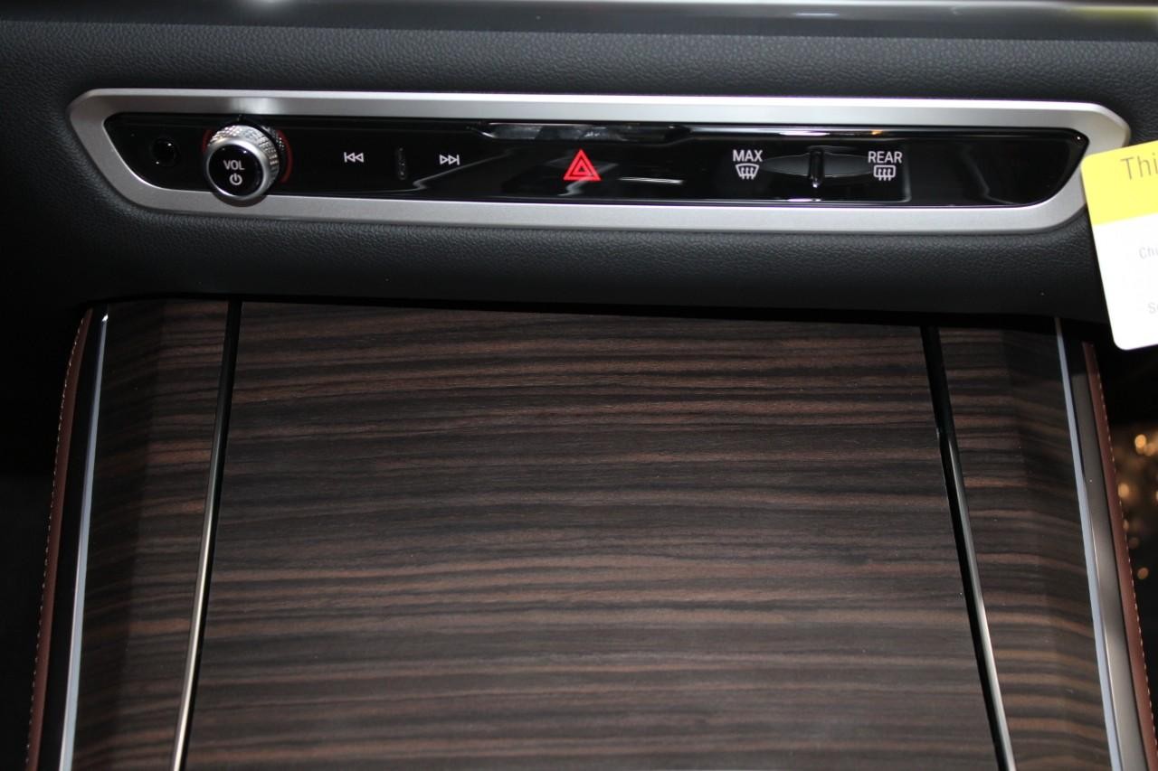 BMW X5 Vehicle Full-screen Gallery Image 19