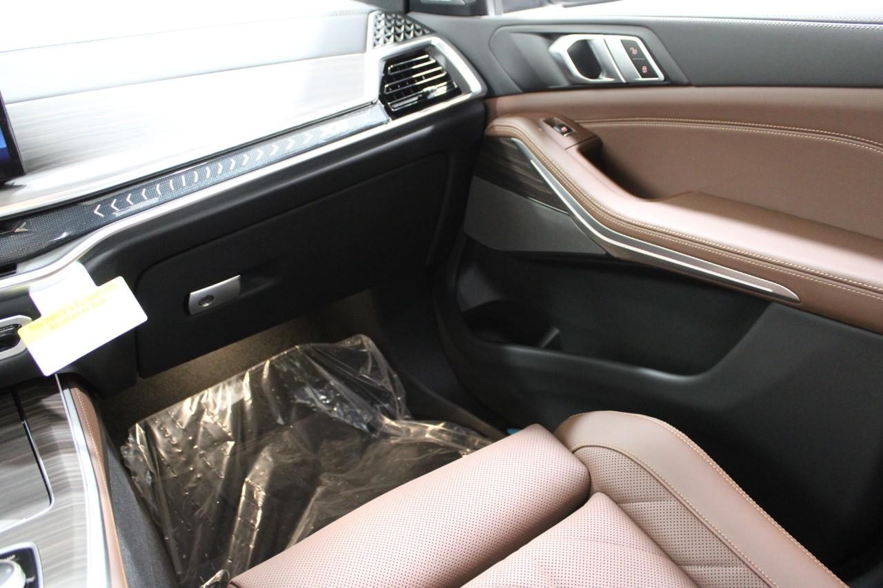 BMW X5 Vehicle Full-screen Gallery Image 21