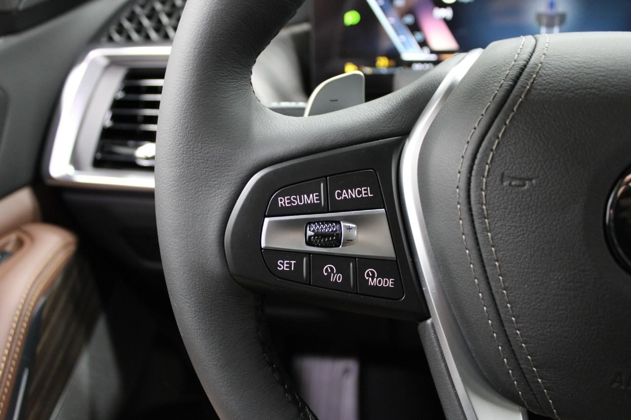 BMW X5 Vehicle Full-screen Gallery Image 23