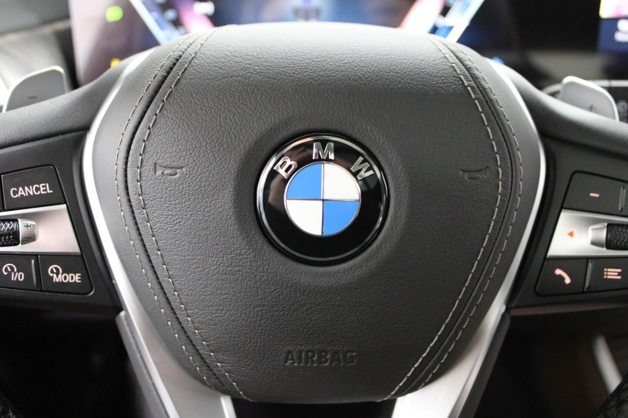 BMW X5 Vehicle Full-screen Gallery Image 24