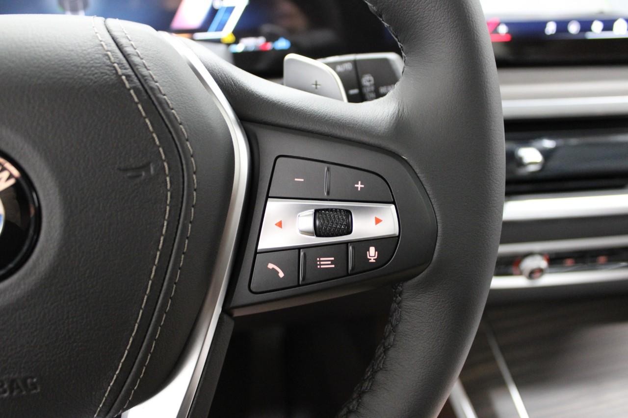 BMW X5 Vehicle Full-screen Gallery Image 25