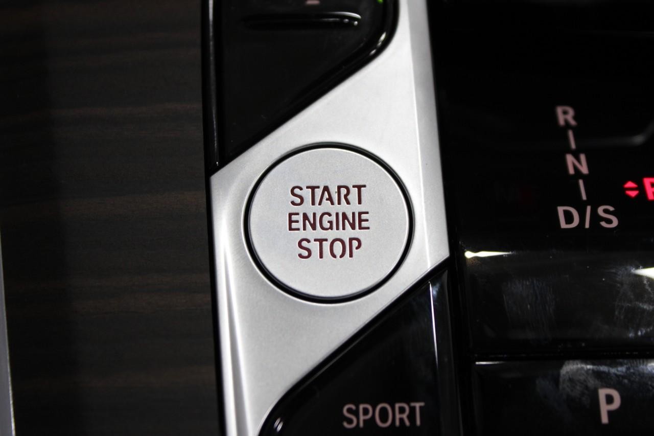 BMW X5 Vehicle Full-screen Gallery Image 29