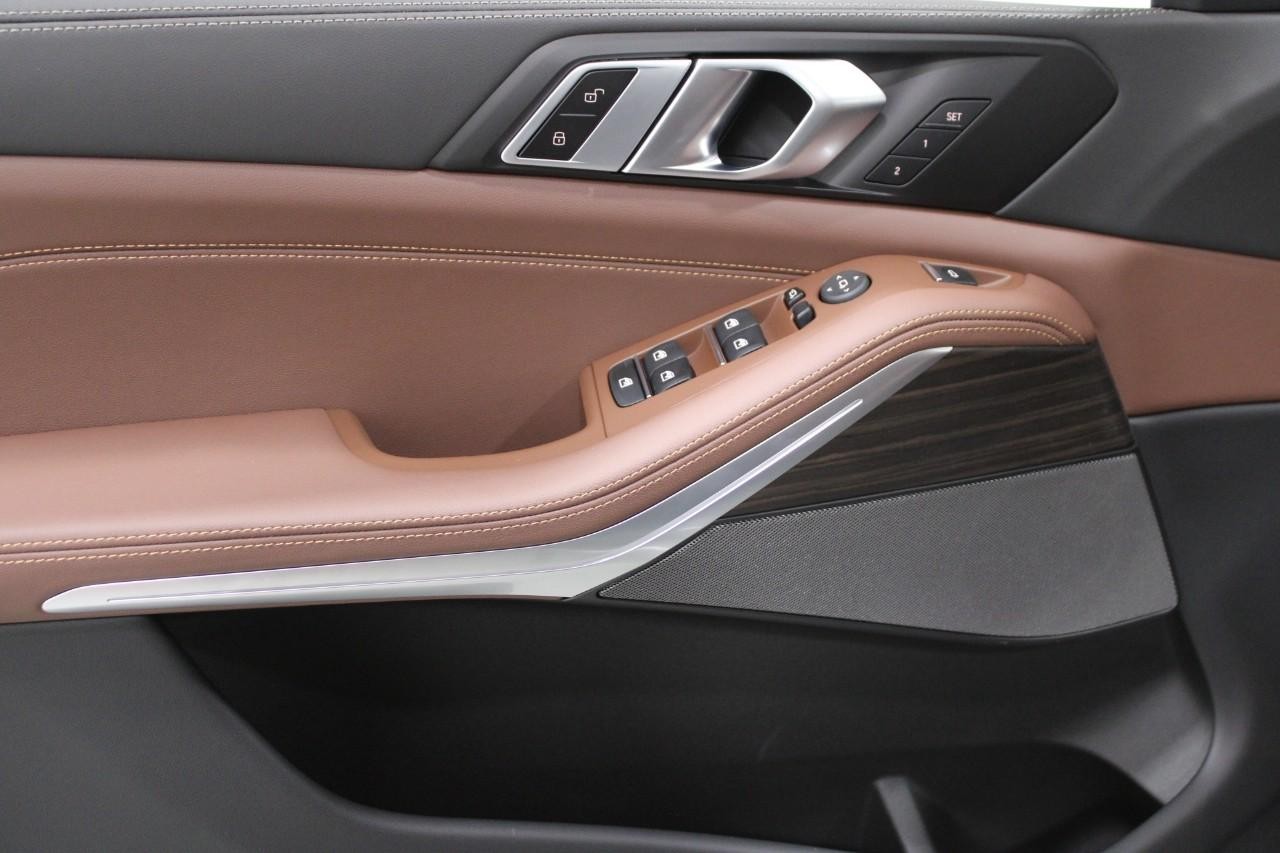 BMW X5 Vehicle Full-screen Gallery Image 30