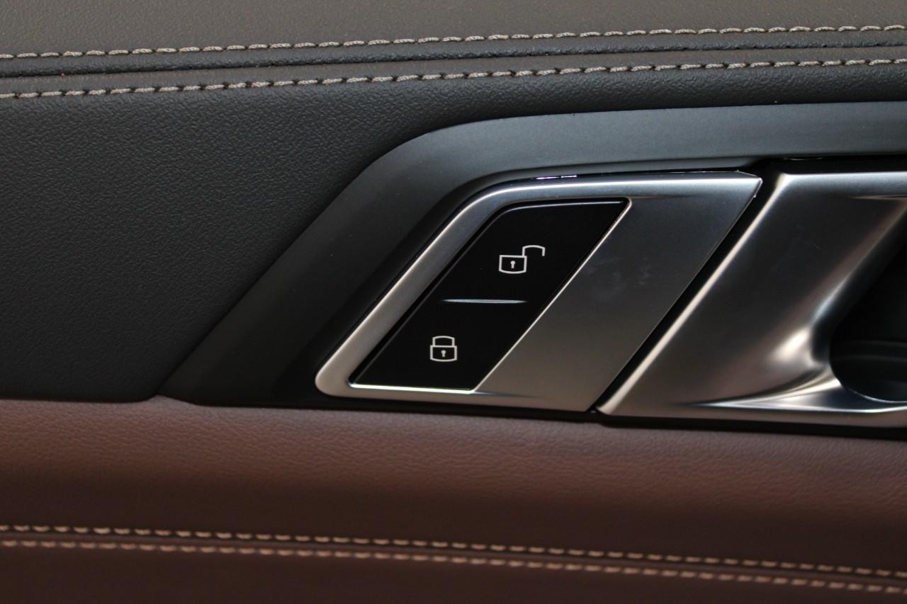 BMW X5 Vehicle Full-screen Gallery Image 31