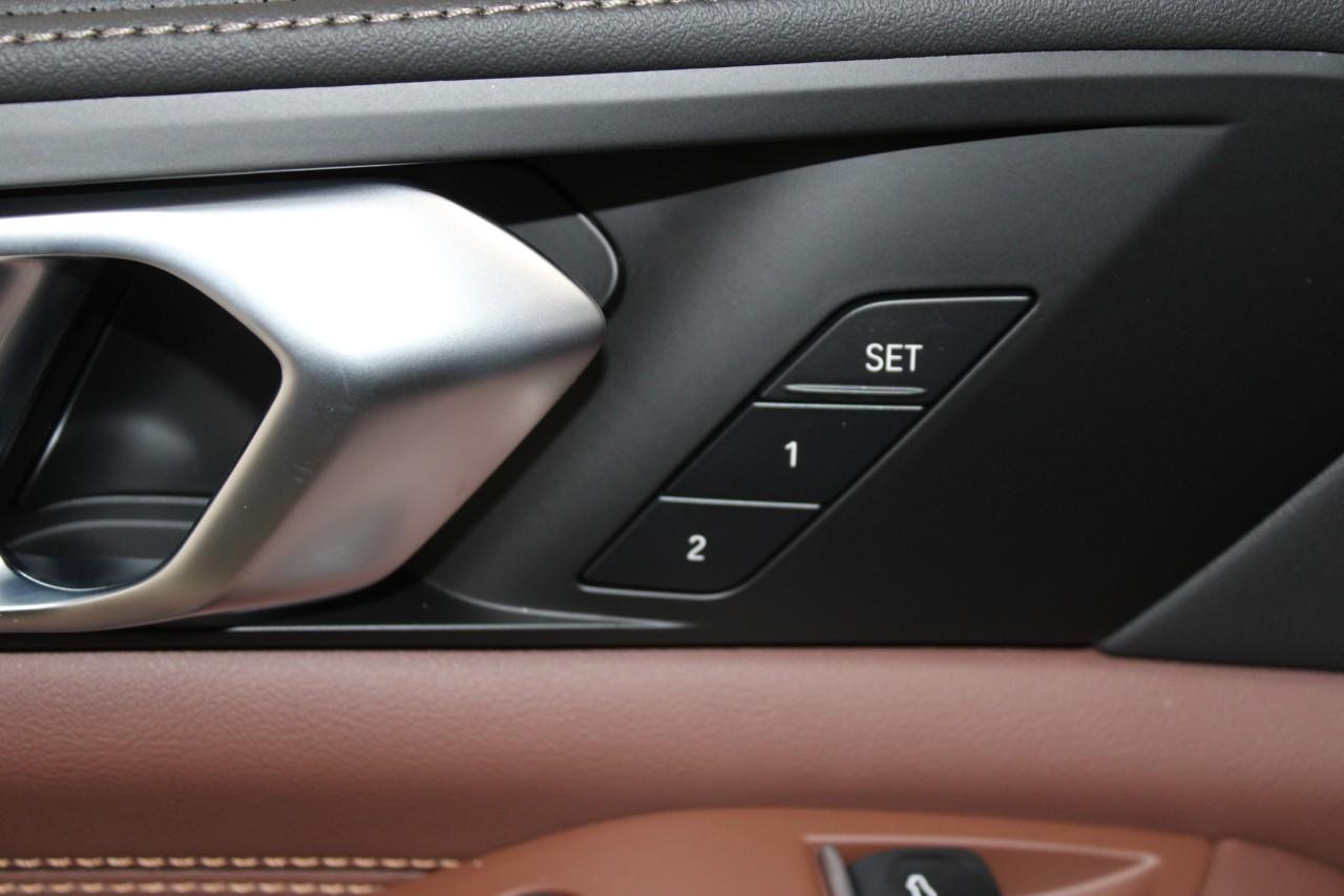 BMW X5 Vehicle Full-screen Gallery Image 32