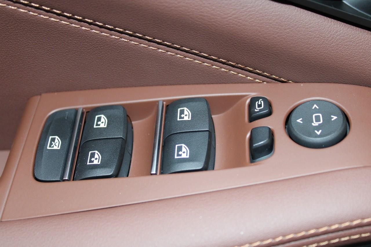 BMW X5 Vehicle Full-screen Gallery Image 33