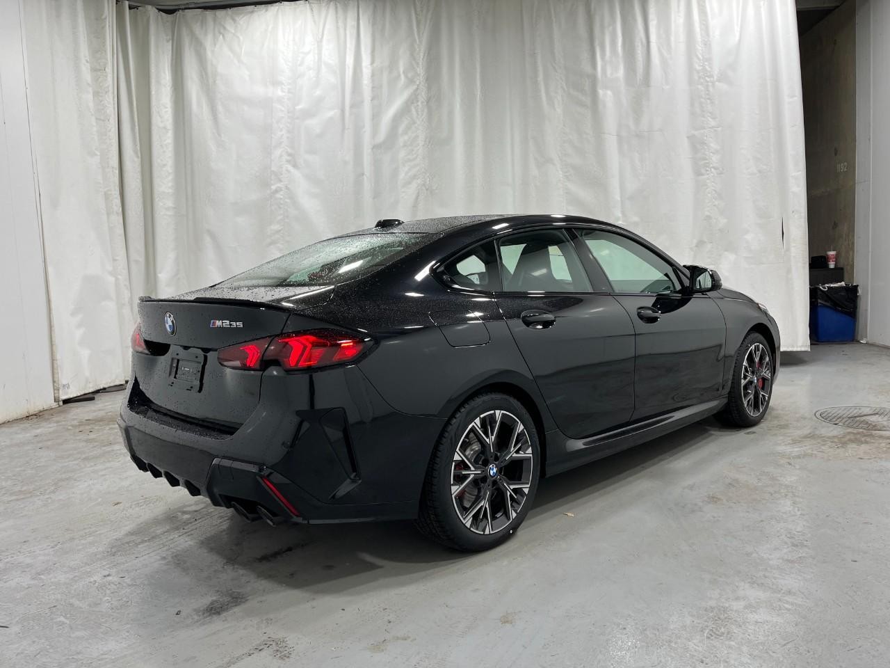 BMW 2 Series Vehicle Full-screen Gallery Image 4