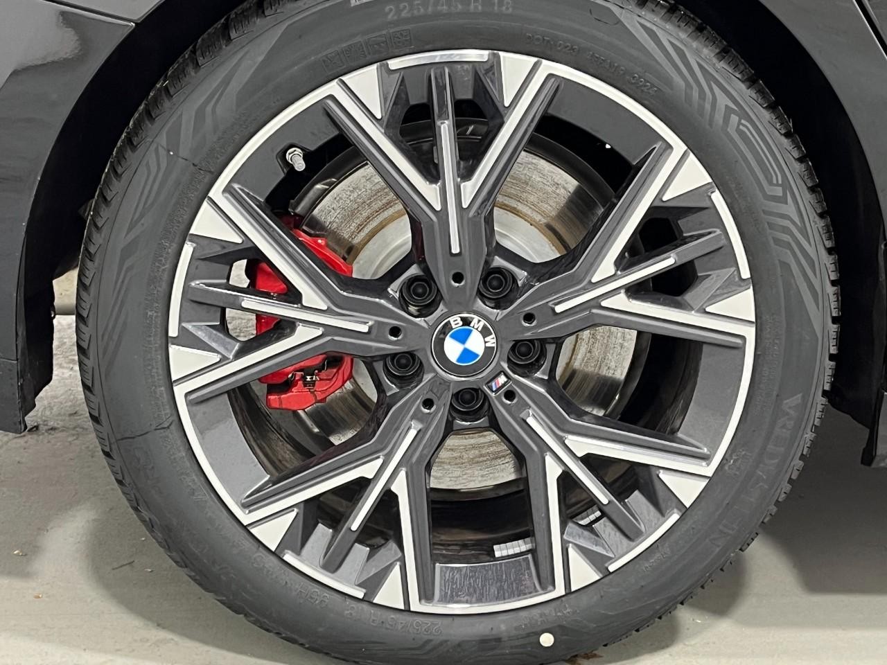 BMW 2 Series Vehicle Full-screen Gallery Image 5