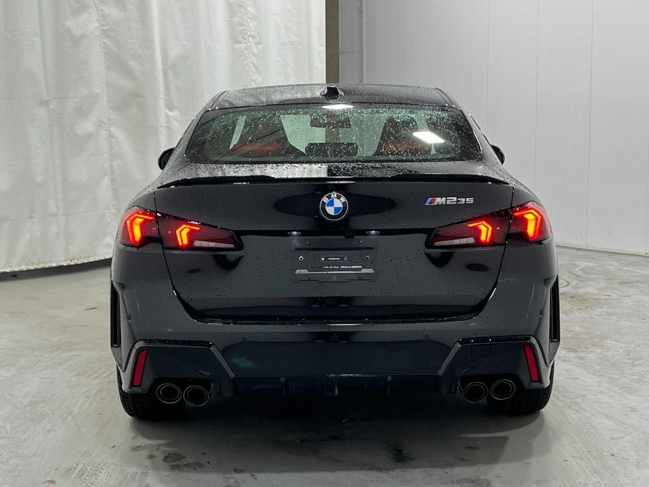 BMW 2 Series Vehicle Full-screen Gallery Image 10