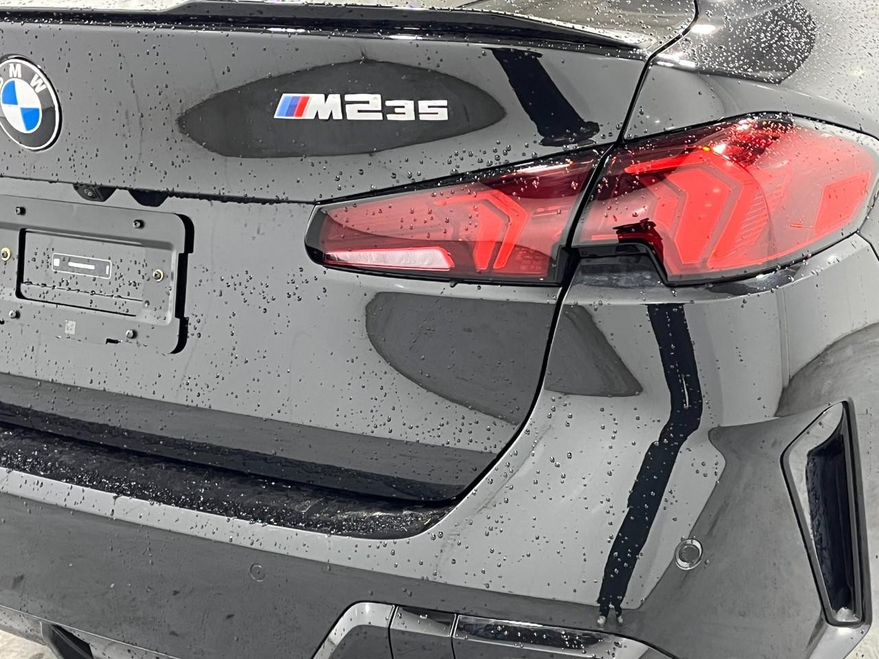 BMW 2 Series Vehicle Full-screen Gallery Image 12