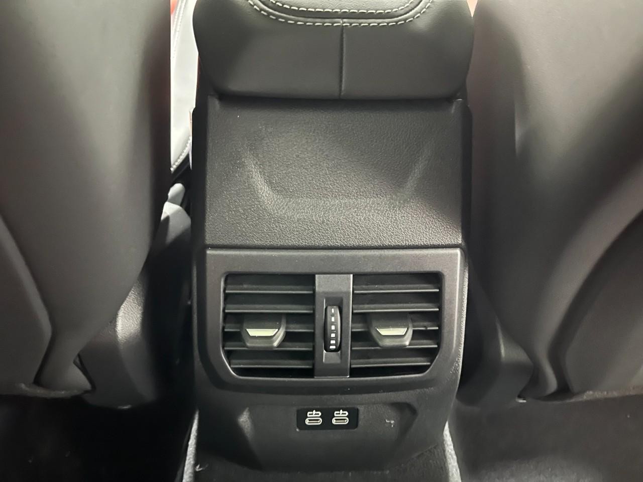 BMW 2 Series Vehicle Full-screen Gallery Image 18