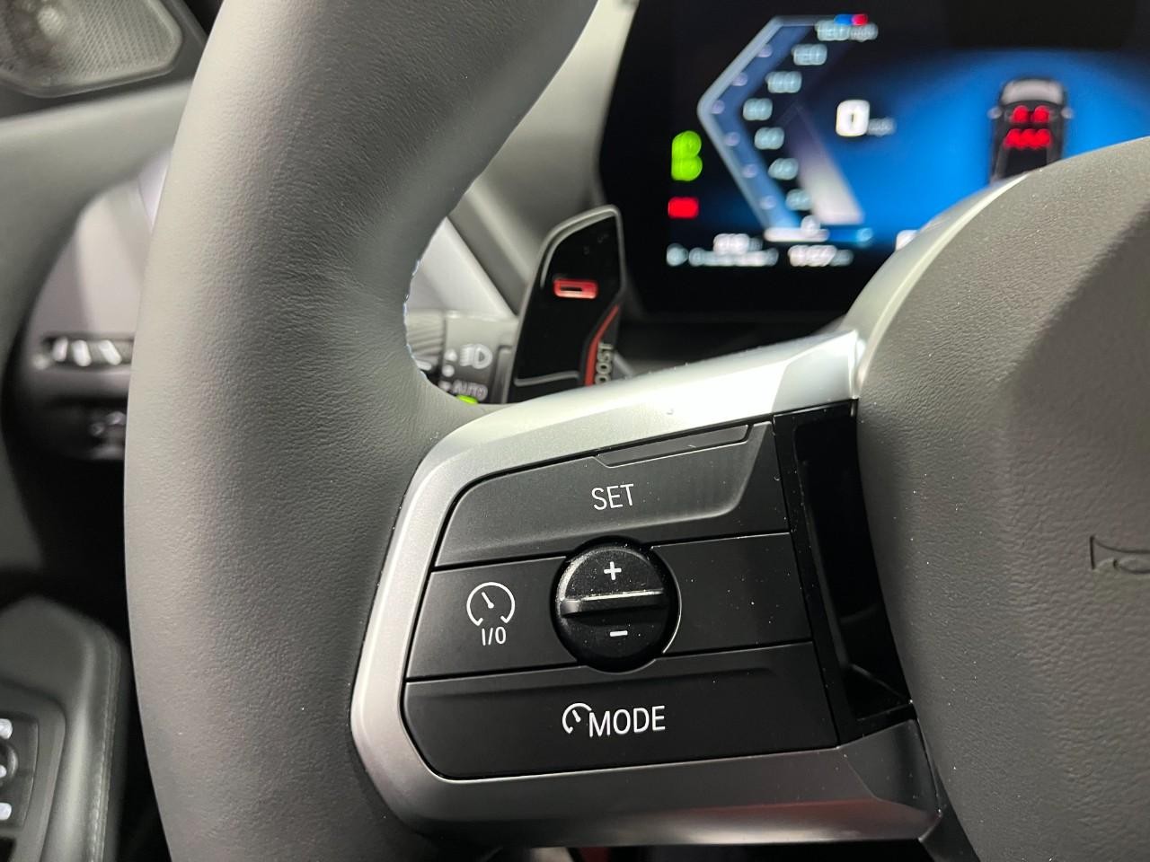 BMW 2 Series Vehicle Full-screen Gallery Image 21