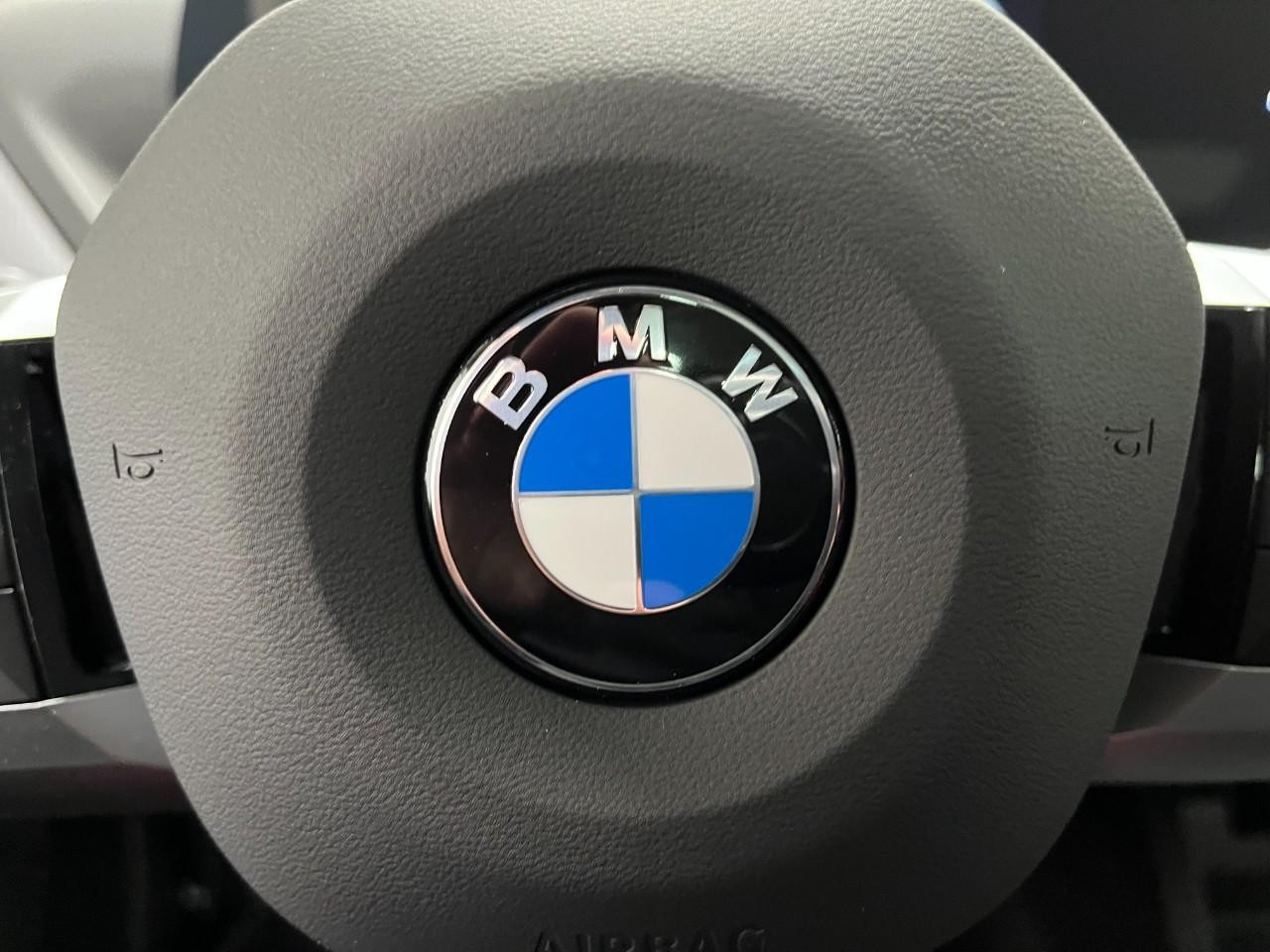 BMW 2 Series Vehicle Full-screen Gallery Image 22