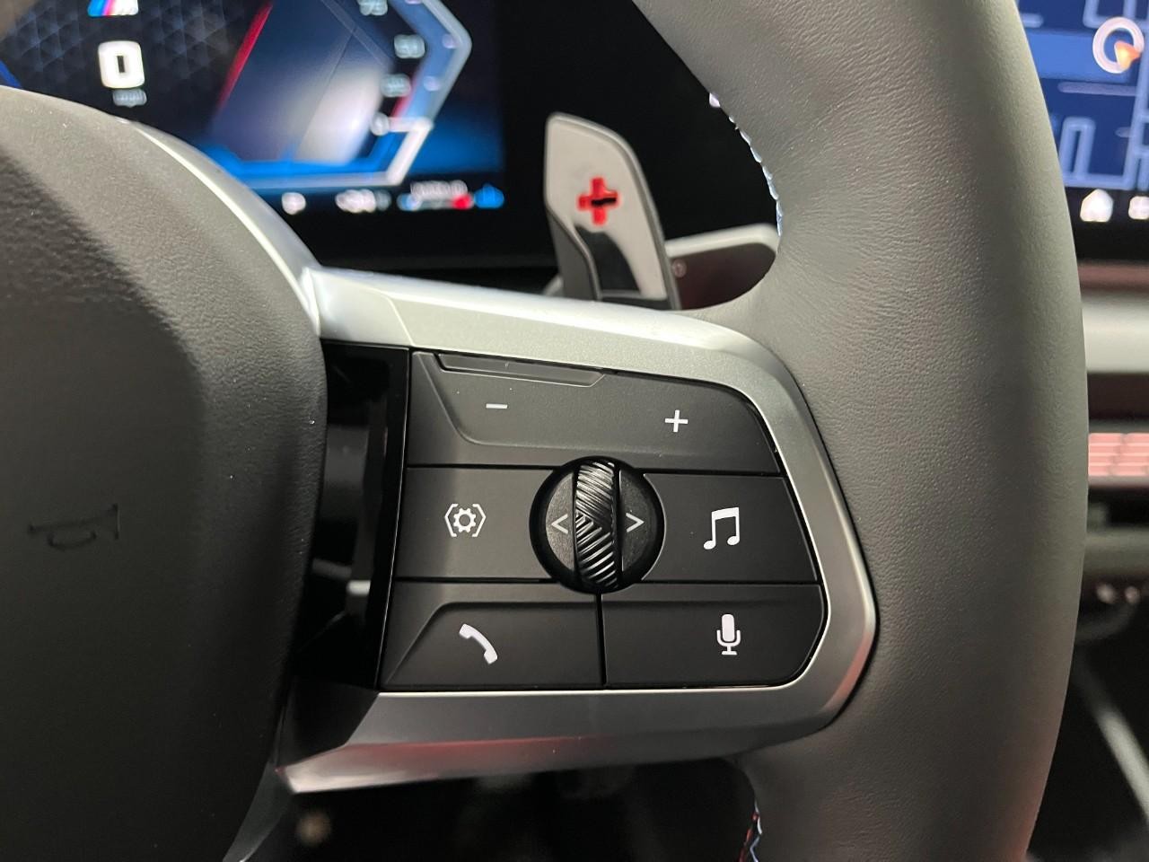 BMW 2 Series Vehicle Full-screen Gallery Image 23